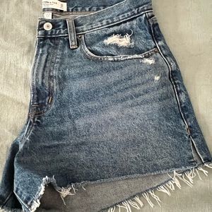 A&F curve love boyfriend short